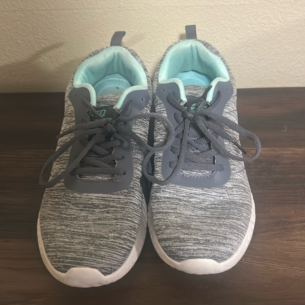 STQ WALKING SHOES ONLY WORN MAYBE 3 TIMES very light and comfortable.
